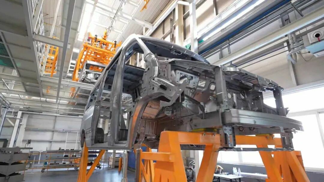 立博警力输送车奔赴海南，为自贸港封关构筑安全防线