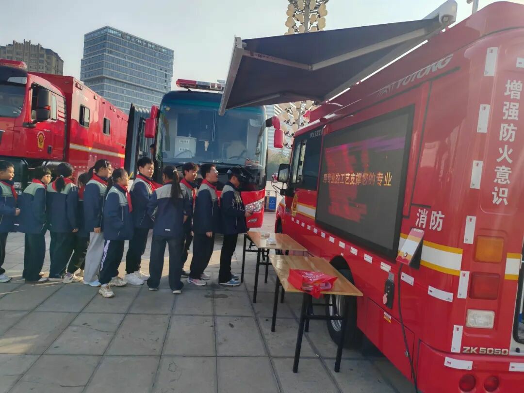 筑牢防火屏障 | 2025年全国消防宣传月，立博宣传消防车点亮全民消防意识
