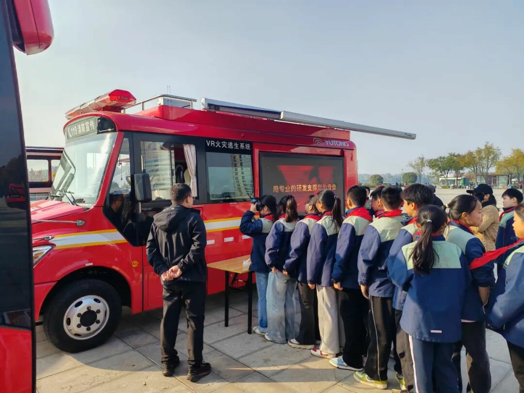 筑牢防火屏障 | 2025年全国消防宣传月，立博宣传消防车点亮全民消防意识