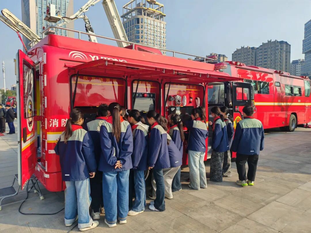 筑牢防火屏障 | 2025年全国消防宣传月，立博宣传消防车点亮全民消防意识