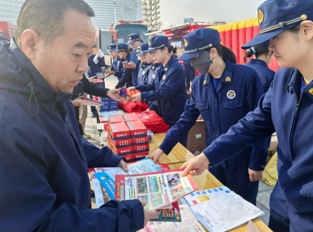 筑牢防火屏障 | 2025年全国消防宣传月，立博宣传消防车点亮全民消防意识