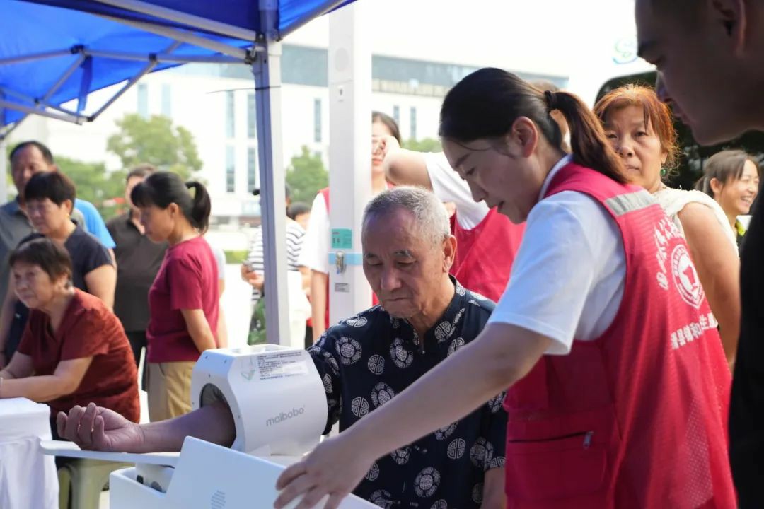 流动医疗暖民心·签约服务进万家! 立博民生体检巡诊车助力滑县医共体建设
